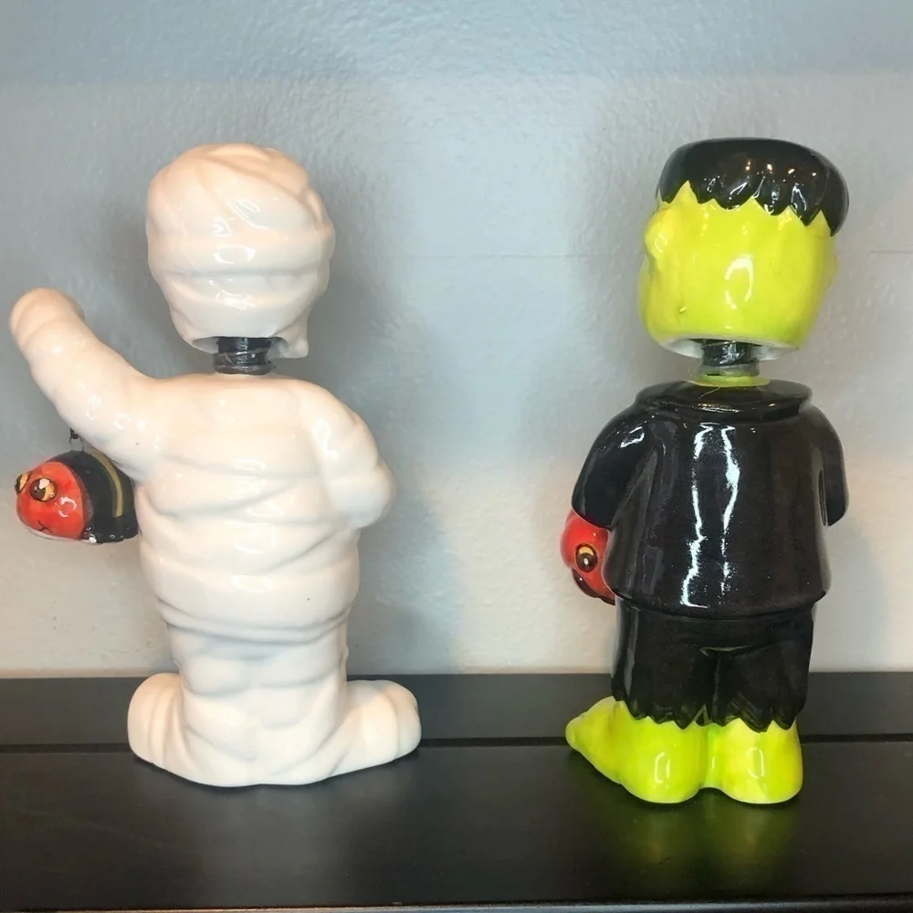 Set of 2 cute ceramic Halloween themed bobbleheads.